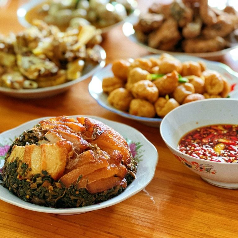 Platos tradicionales Asiaticos Mesa con platos tradicionales Asiaticos y Filipinos listos para comer