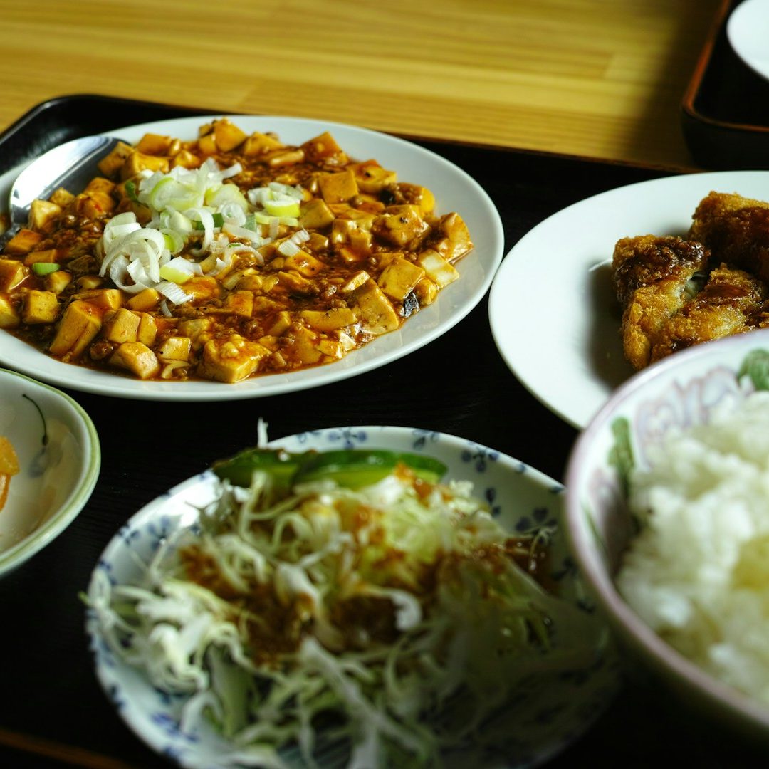 Tofu picante, con soja y arroz, mesa tradicional de comida asiatica