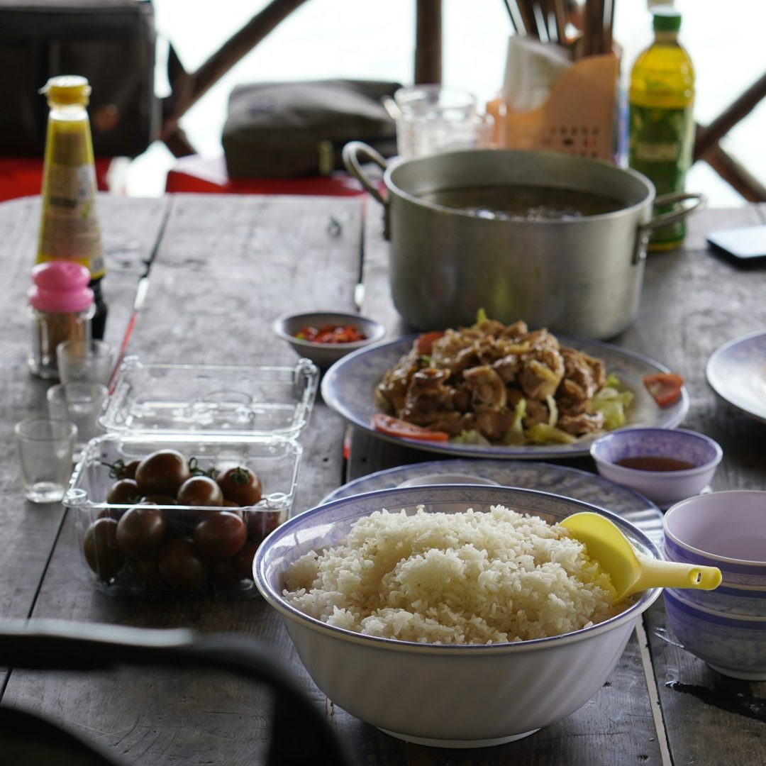 Arroz Blanco y vegetales Tradicional forma Filipina para preparar la mesa para comer con arroz y vegetales alrededor para compartir